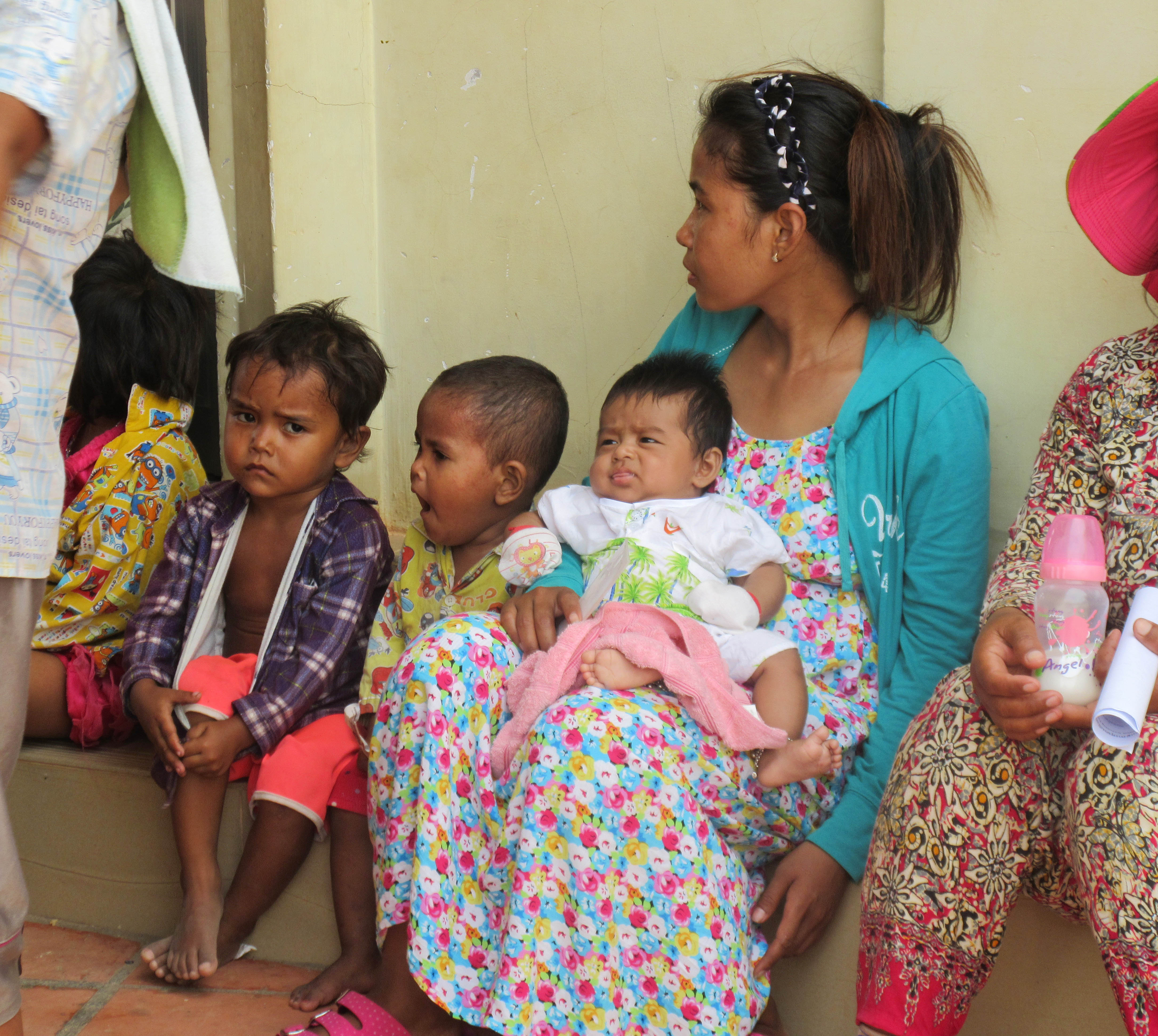 Sen-Sok-family-waiting-7-5-2015